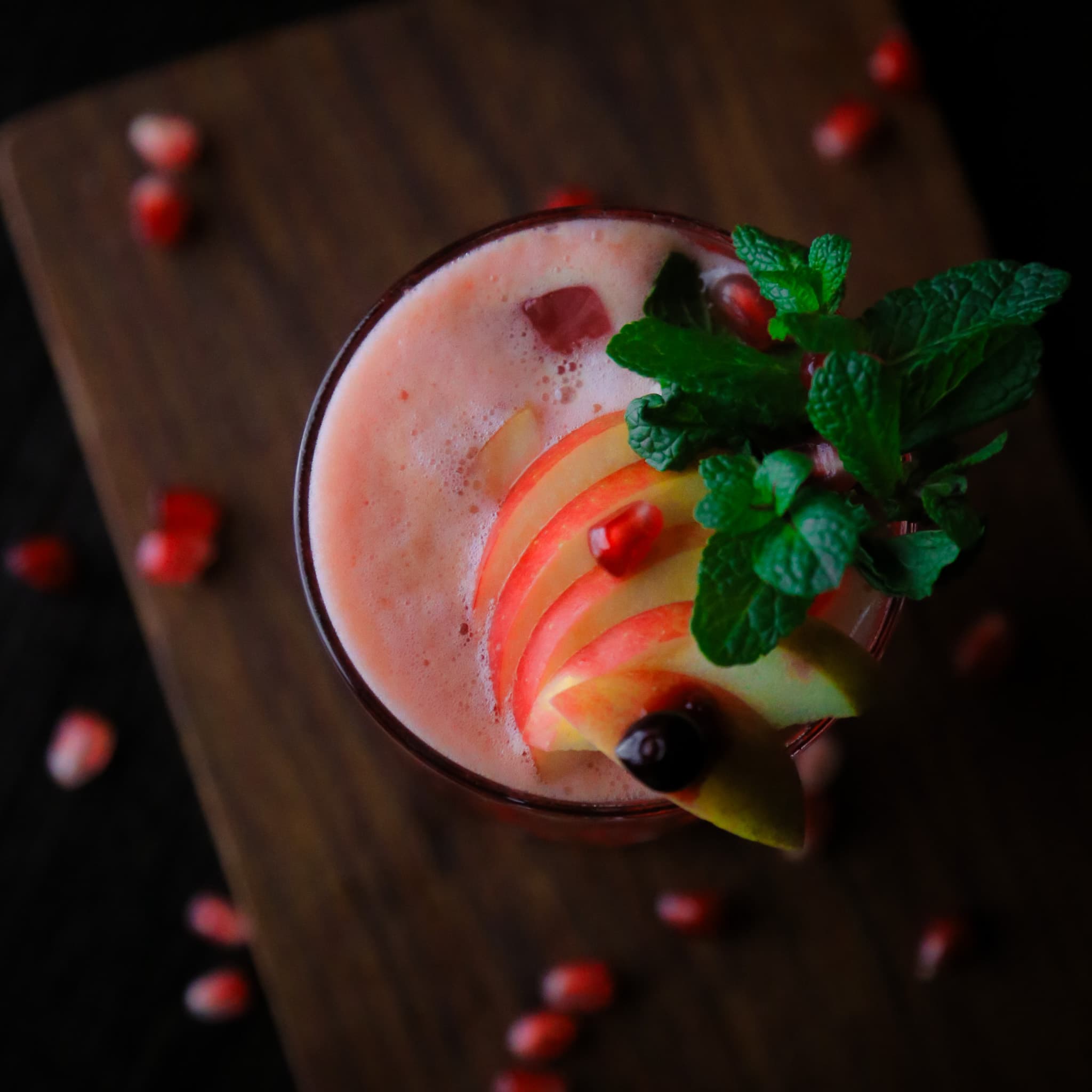 Erfrischender Drink mit Apfel, Minze und Granatapfel im Mi Peru